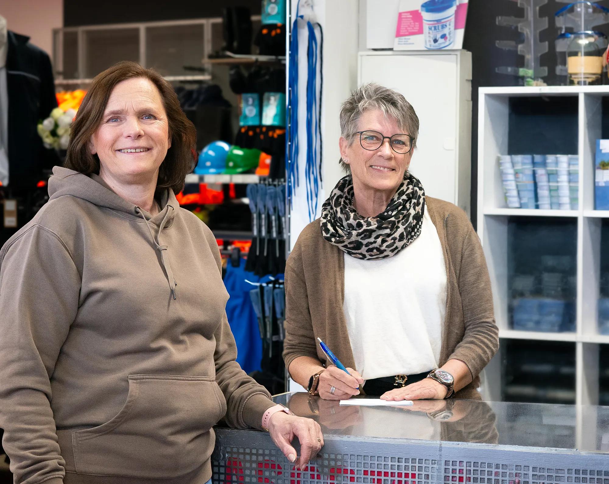 jack-buex-team-ladengeschaeft Die MitarbeiterInnen des Jack & Büx Teams vor dem Ladengeschäft in Rellingen.