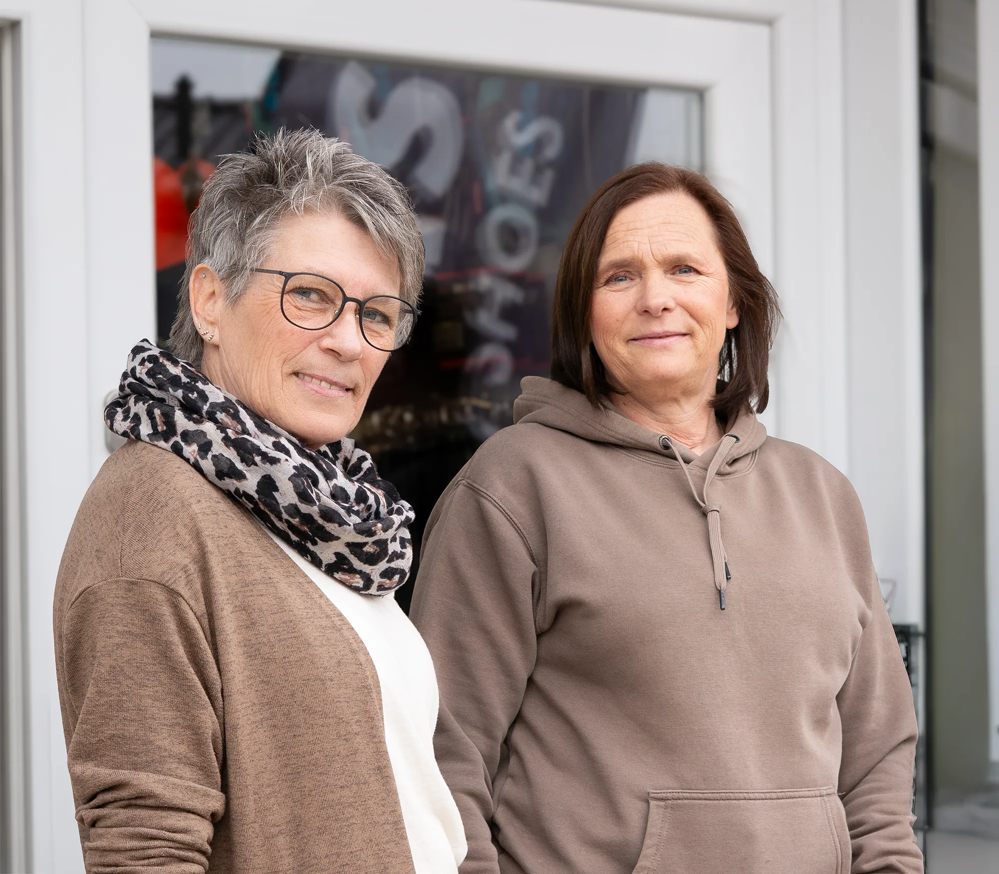 jack-buex-team-rellingen-5 Die MitarbeiterInnen des Jack & Büx Teams vor dem Ladengeschäft in Rellingen.