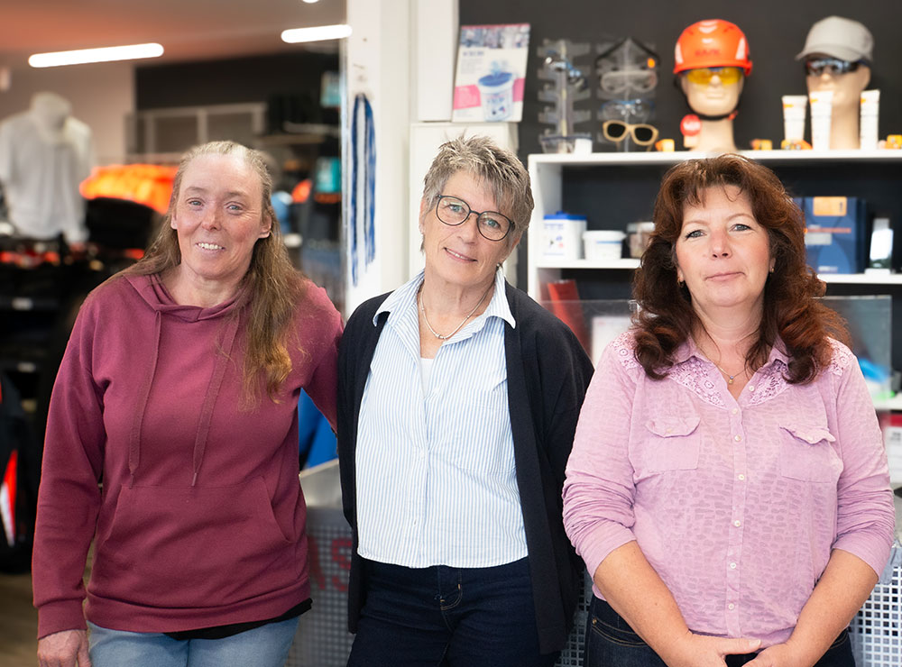 jack-buex-team-rellingen-7 Die MitarbeiterInnen des Jack & Büx Teams vor dem Ladengeschäft in Rellingen.